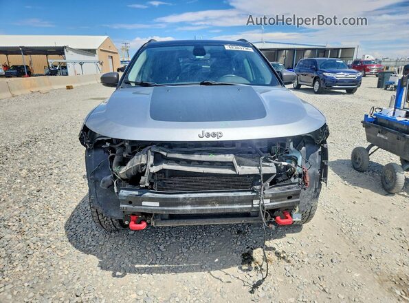 3C4NJDDB2KT790395 2019 JEEP COMPASS Silver Widok z przodu