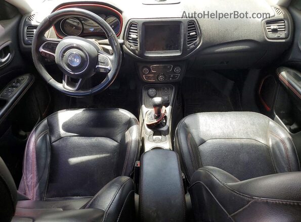 3C4NJDDB3JT410320 2018 JEEP COMPASS Red Вид панелі приладів
