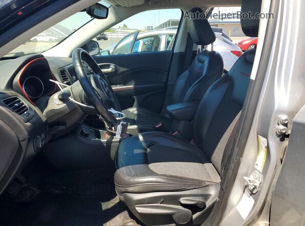 3C4NJDDB7KT668096 2019 JEEP COMPASS Silver Widok wnętrza z przodu