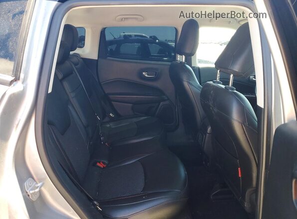 3C4NJDDB7KT668096 2019 JEEP COMPASS Silver Widok tylnych siedzeń