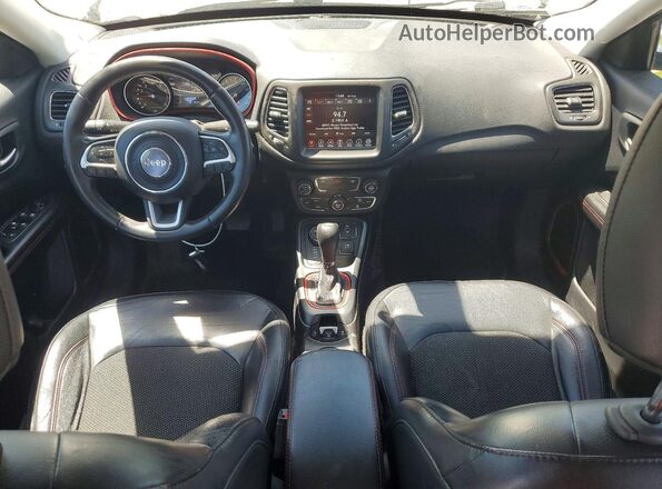 3C4NJDDB7KT668096 2019 JEEP COMPASS Silver Widok deski rozdzielczej