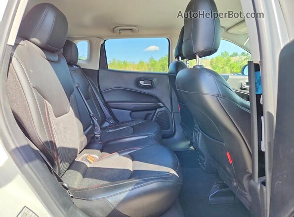 3C4NJDDB7LT214609 2020 JEEP COMPASS Белый Вид задней части салона
