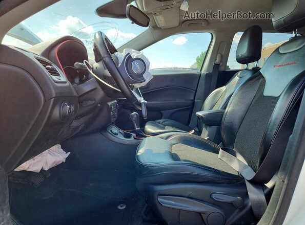 3C4NJDDB7LT214609 2020 JEEP COMPASS Белый Вид салона спереди
