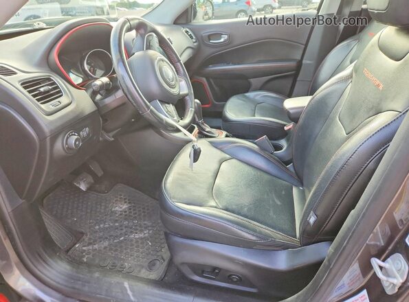 3C4NJDDB8JT231089 2018 JEEP COMPASS Черный Вид салона спереди