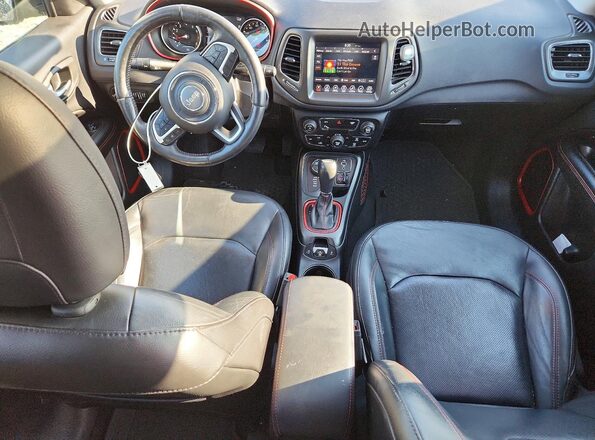 3C4NJDDB8JT231089 2018 JEEP COMPASS Черный Вид панели приборов