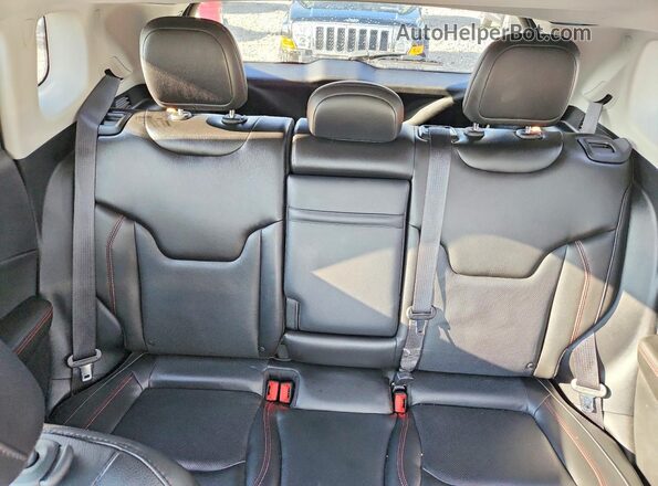 3C4NJDDB8JT231089 2018 JEEP COMPASS Черный Вид задних сидений
