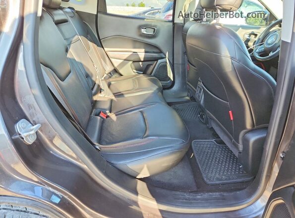 3C4NJDDB8JT231089 2018 JEEP COMPASS Черный Вид задней части салона