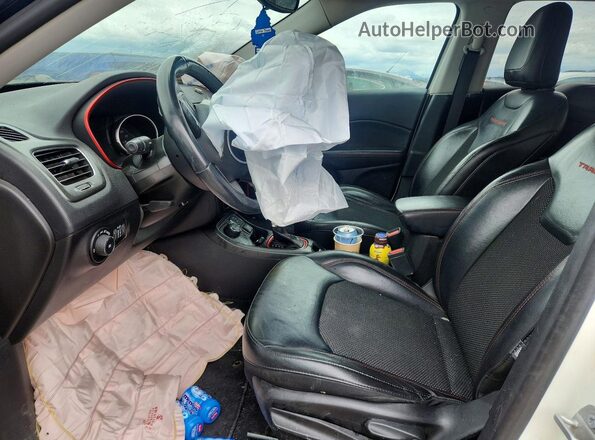 3C4NJDDB8KT618274 2019 JEEP COMPASS White Вид салону спереду