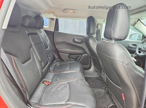 3C4NJDDB9JT151171 2018 JEEP COMPASS Red უკანა სალონის ხედი