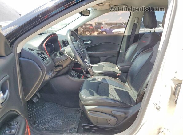 3C4NJDDBXKT740053 2019 JEEP COMPASS White Front interior view