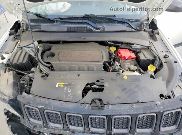 3C4NJDDBXKT790466 2019 JEEP COMPASS White Вид задньої частини салону