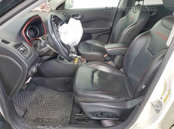 3C4NJDDBXKT790466 2019 JEEP COMPASS White Вид салону спереду