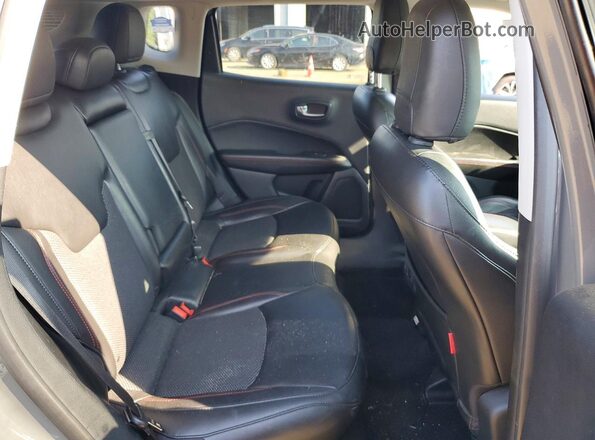 3C4NJDDBXLT221988 2020 JEEP COMPASS Серый Вид задней части салона