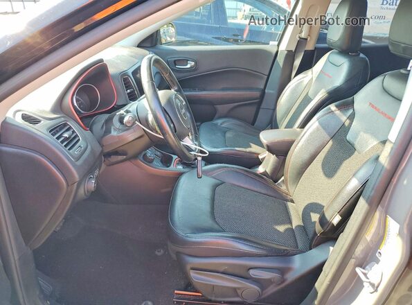 3C4NJDDBXLT221988 2020 JEEP COMPASS Серый Вид салона спереди