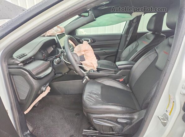 3C4NJDDN6ST619014 2025 JEEP COMPASS White Widok wnętrza z przodu