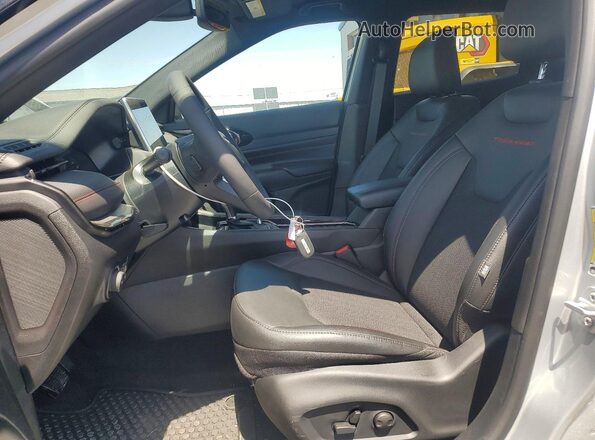 3C4NJDDN6TT192726 2026 JEEP COMPASS Silver Front interior view