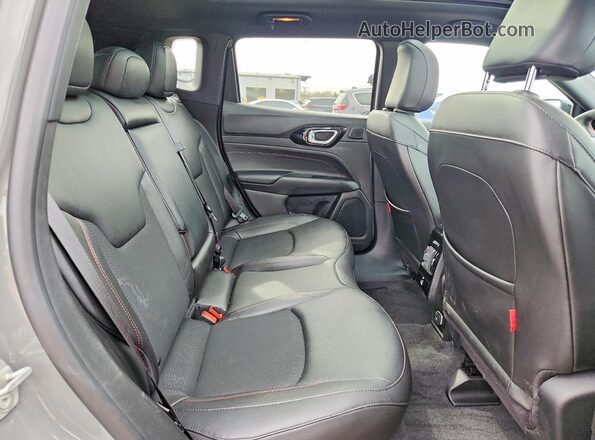3C4NJDDN8RT590724 2024 JEEP COMPASS Gray Widok wnętrza z tyłu