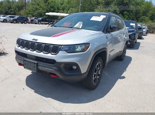 3C4NJDDN8ST551167 2025 JEEP COMPASS Серебряный Передняя левая четверть
