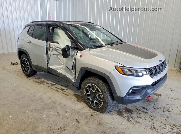 3C4NJDDN9ST618973 2025 JEEP COMPASS Silver Передня права чверть