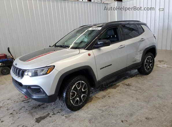 3C4NJDDN9ST618973 2025 JEEP COMPASS Silver 