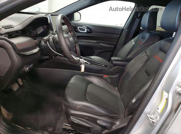 3C4NJDDNXST590374 2025 JEEP COMPASS Серебряный Вид салона спереди