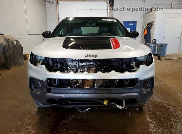 3C4NJDDNXST590374 2025 JEEP COMPASS Серебряный Вид спереди