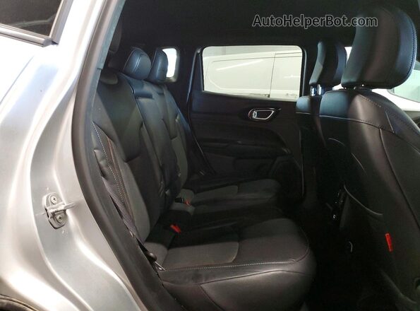 3C4NJDDNXST590374 2025 JEEP COMPASS Серебряный Вид задней части салона