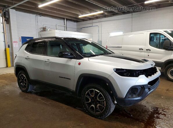 3C4NJDDNXST590374 2025 JEEP COMPASS Серебряный Передняя правая четверть