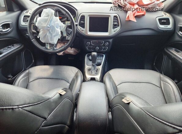 3C4NJDEB9MT595217 2021 JEEP COMPASS Красный Вид панели приборов