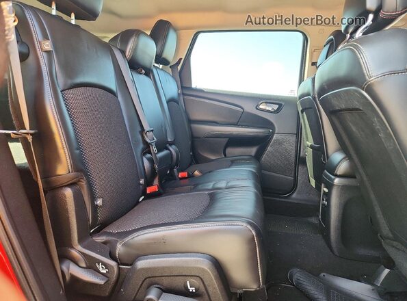 3C4PDCGG2HT677072 2017 DODGE JOURNEY Red Widok wnętrza z tyłu