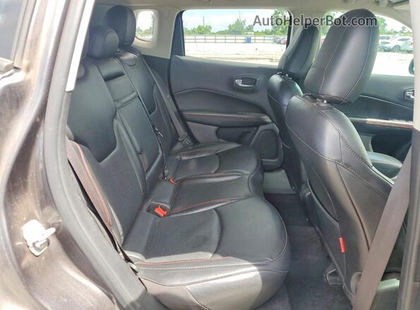 3C5NJDDB7KT799268 2019 JEEP COMPASS Gray Вид задньої частини салону