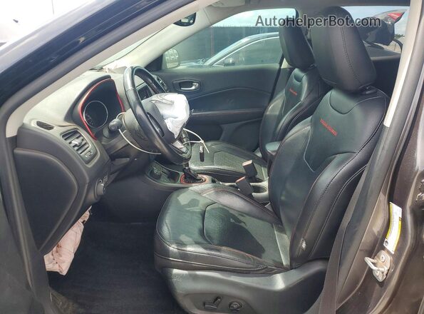 3C5NJDDB7KT799268 2019 JEEP COMPASS Gray Вид салону спереду