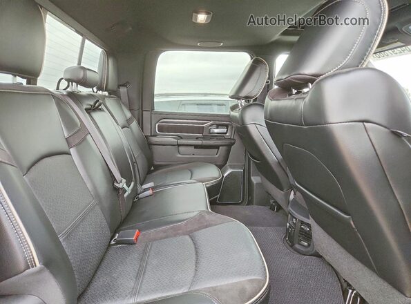 3C63R3EL3RG399784 2024 RAM 3500 Gray Vista de los asientos traseros
