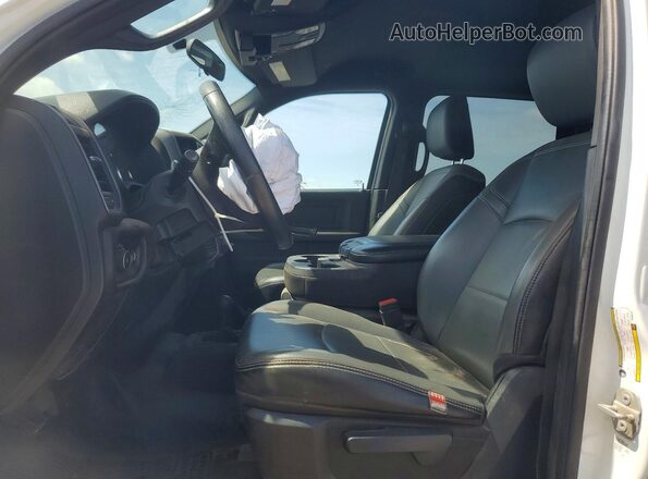 3C63R3GL3PG596187 2023 RAM 3500 White Front interior view