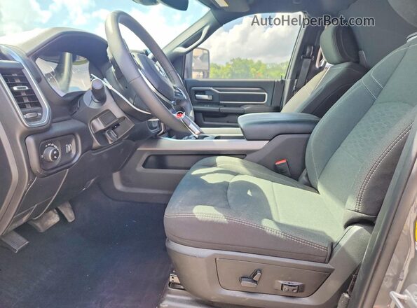 3C63R5DL9TG227571 2026 RAM 2500 Gray Вид салону спереду