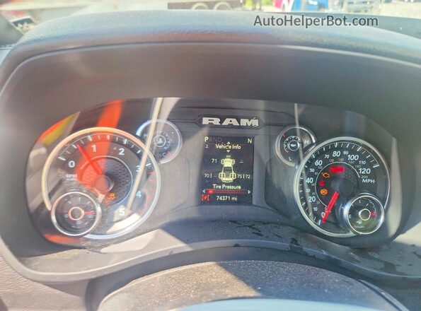 3C63RRGLXRG242754 2024 RAM 3500 Gray Instrument cluster view