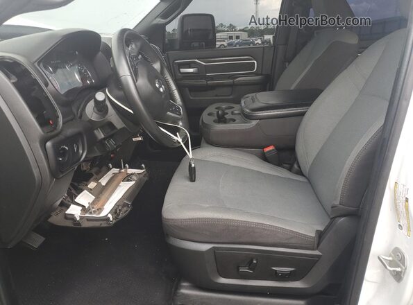 3C63RRHL3RG289588 2024 RAM 3500 White Вид салону спереду