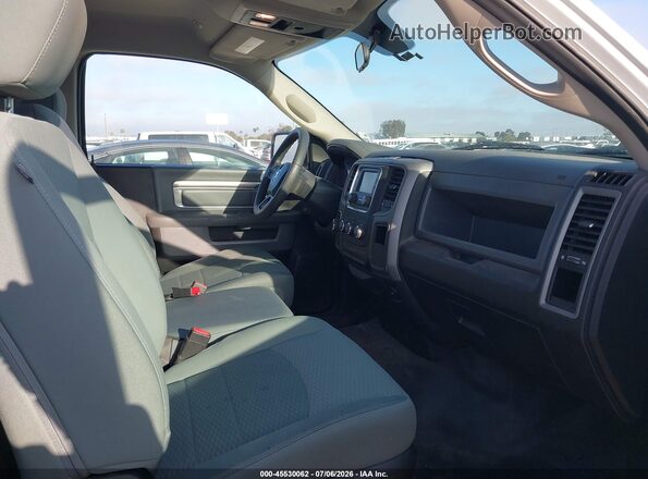 3C6JR6DG3KG502804 2019 RAM 1500 CLASSIC White Вид салону спереду