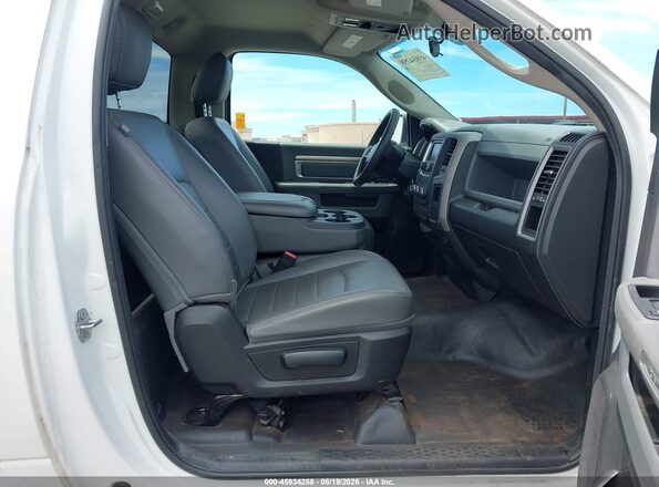 3C6JR6DG7JG321476 2018 RAM 1500 White წინა სალონის ხედი