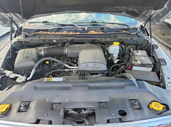3C6RR7KG9NG230503 2022 RAM 1500 Silver Rear interior view