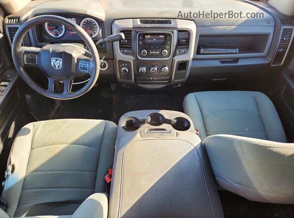 3C6RR7KT0HG617636 2017 RAM 1500 Серебряный Вид панели приборов
