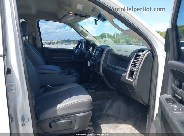 3C6TR5CJ4JG340339 2018 RAM 2500 White Вид салону спереду