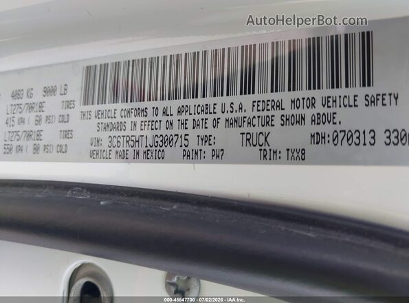 3C6TR5HT1JG300715 2018 RAM 2500 White Vista del compartimento del motor
