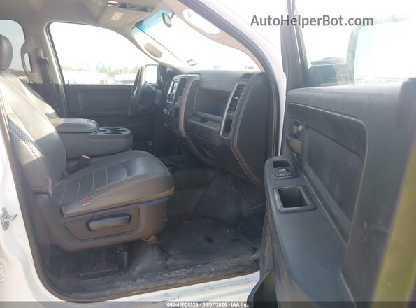 3C6TR5HT3JG117011 2018 RAM 2500 White Սալոնի դիմացի տեսք