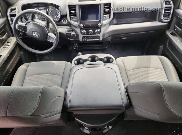 3C6UR5CJ3RG367872 2024 RAM 2500 Blue Widok deski rozdzielczej