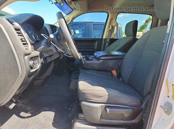 3C6UR5CLXKG615347 2019 RAM 2500 White Front interior view