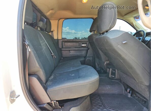 3C6UR5CLXKG615347 2019 RAM 2500 White Rear seats view