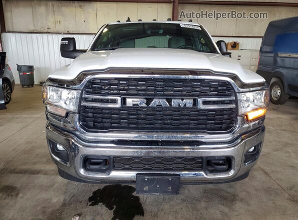 3C6UR5DJ5RG211332 2024 RAM 2500 White Widok z przodu