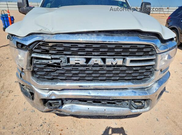 3C6UR5DL2RG355065 2024 RAM 2500 White Սալոնի հետևի տեսք
