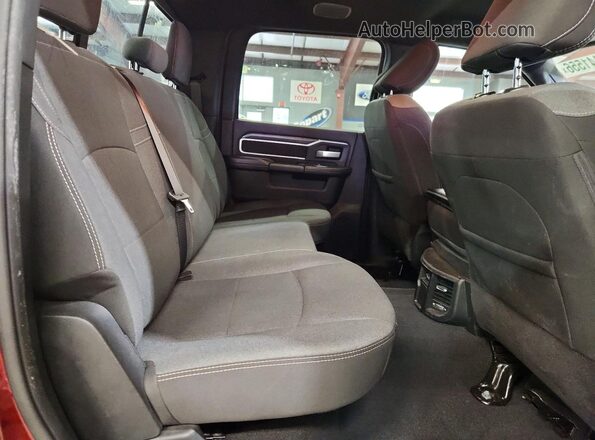 3C6UR5DL6RG117946 2024 RAM 2500 Maroon Widok tylnych siedzeń